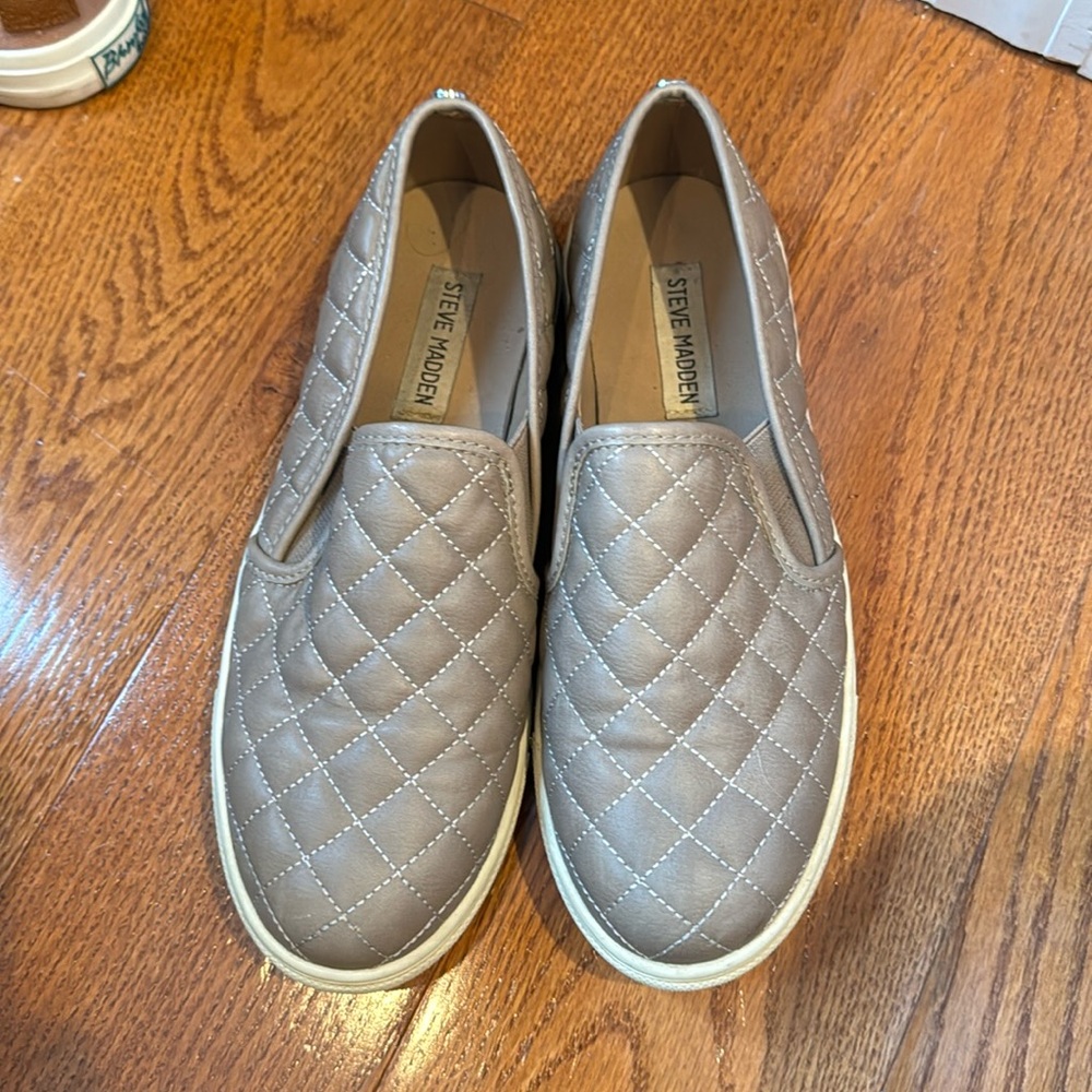 Very good condition Steve Madden slip on sneakers